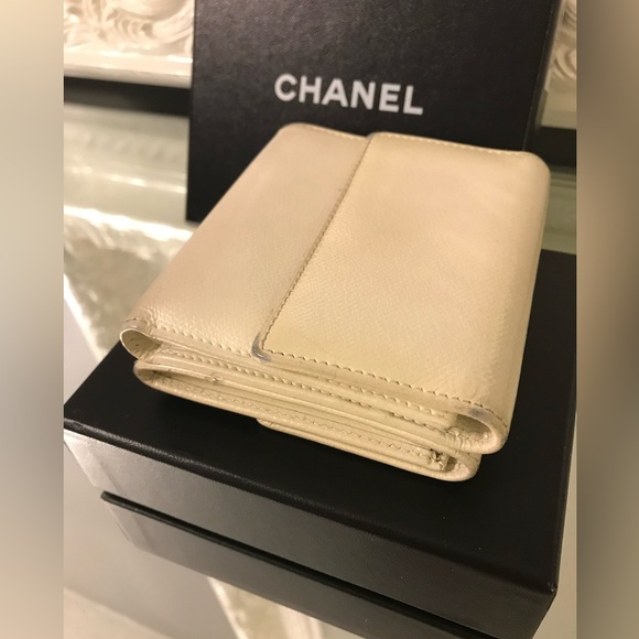Authentic Chanel CC Logo White Caviar Leather Tri-Fold Compact Vintage Wallet - Picture 9 of 12